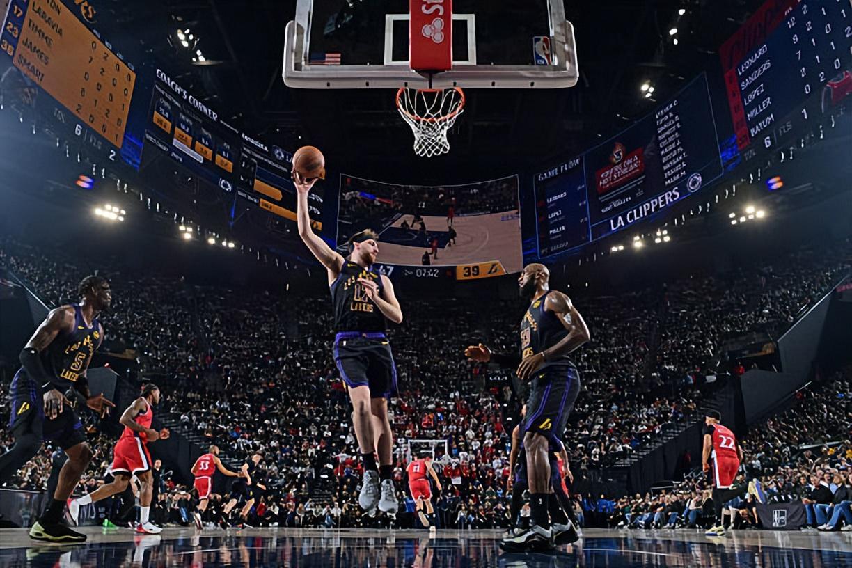 九游体育-强力得分手也球都摸不着！湖人的战术安排实在是令人无法理解？